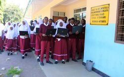 Schule im Distrikt Newala erhält Laptops vom Landkreis Landsberg