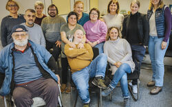 Gemeinsames Basteln für das Steinzeitdorf Pestenacker