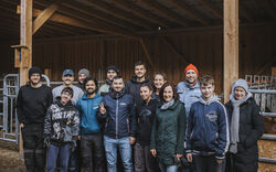 Teamgeist trifft Tierliebe und Nachhaltigkeit – Freiwilligentage mit Herz auf dem Lebenshof Hohenwart und im Steinzeitdorf Pestenacker
