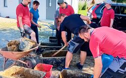 Mitarbeitende von Hilti, Arche Landsberg und IWL-Werkstätten engagieren sich im Steinzeitdorf in Pestenacker und im Lebenshof Fuchstal